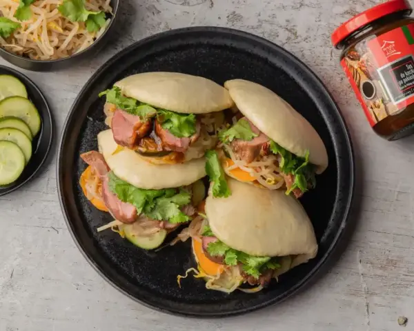 Bao z kaczką w 5 smakach, z kiełkami, kolendrą i warzywami. Obok sos do kaczki.