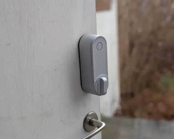 Grå Yale Linus-lås på en vit dörr. Kanske ett problem med installationen?