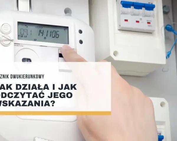 Dłoń wskazuje na licznik dwukierunkowy, pokazując jak odczytać jego wskazania.