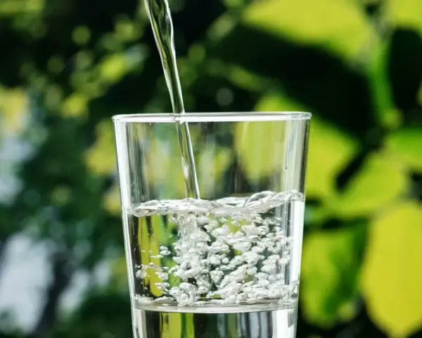 Rent vatten hälls i ett glas. Tänk på borra vattenbrunn pris för egen, ren tillgång.