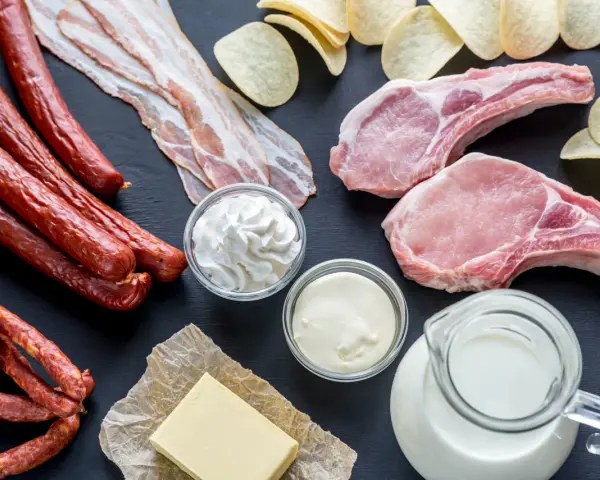 Kiełbaski, boczek, kotlety, masło, śmietana, mleko i chipsy – oto przykłady produktów, które zawierają tluszcze nasycone. Jakie to bogactwo smaków!