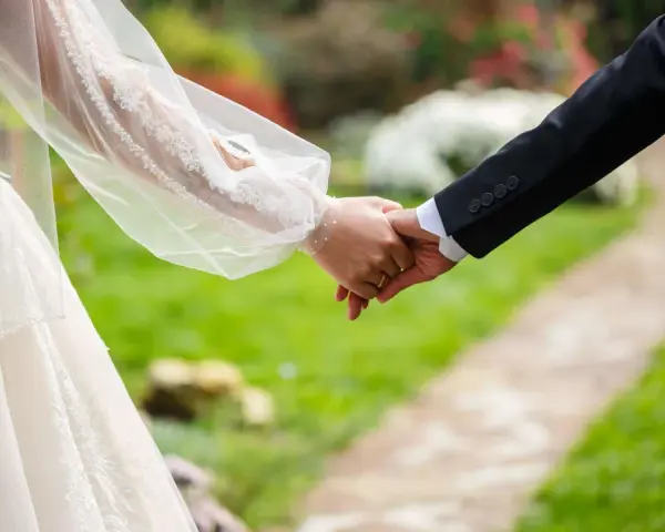 Brautpaar hält Händchen, ein Zeichen für ihren Sonderurlaub zur Hochzeit.