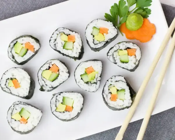 Pyszne rolki sushi z awokado, ogórkiem i marchewką. Idealne co do sushi na lekki posiłek.