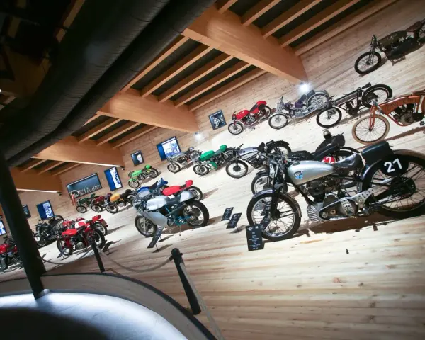 Collezione di moto d'epoca in un museo, con modelli da corsa e stradali. Un viaggio nella storia del motociclismo al museo moto passo rombo.