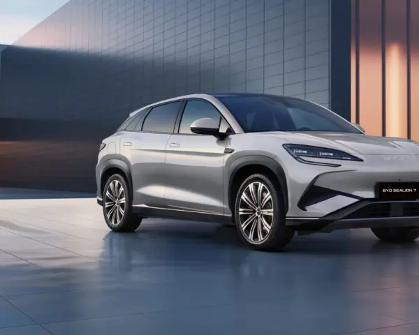 Srebrny SUV BYD Seal U stoi obok ładowarki na tle nowoczesnego budynku.