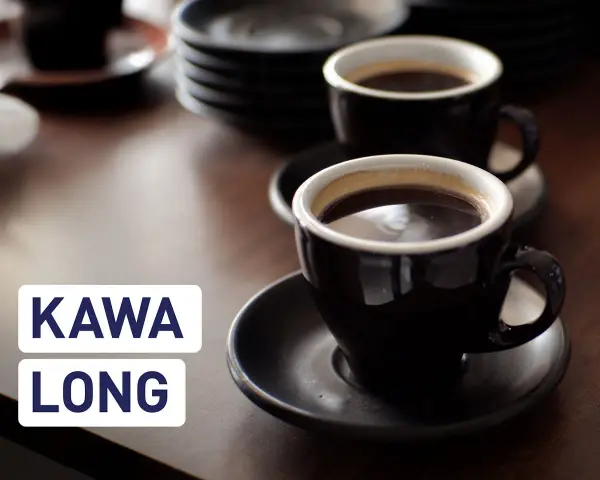 Dwie filiżanki aromatycznego espresso lungo na drewnianym blacie. Idealna kawa na początek dnia.