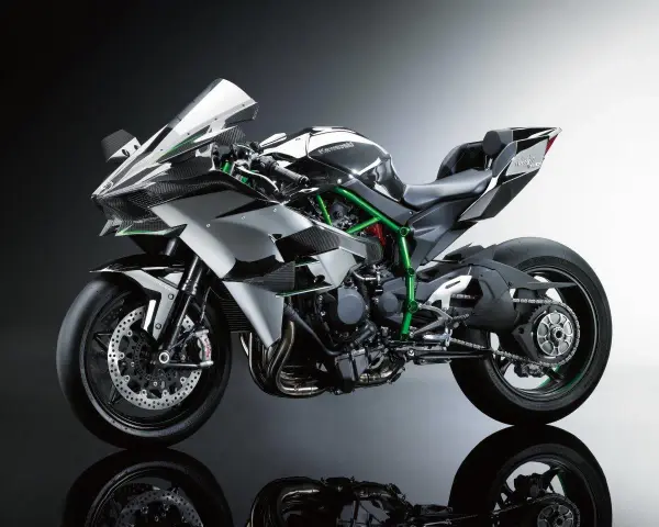 Srebrno-czarny Kawasaki Ninja H2R, znany jako najszybszy motor na świecie, z zieloną ramą i karbonowymi elementami.