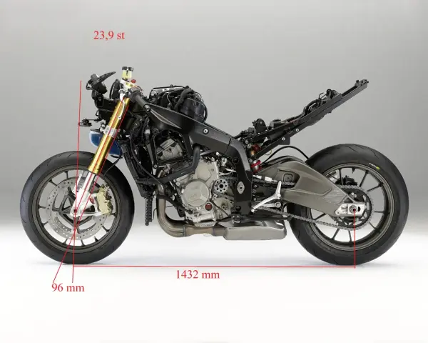 Szczegółowy widok motocykla BMW z zaznaczonymi wymiarami i kątami, ukazujący jego geometrię.