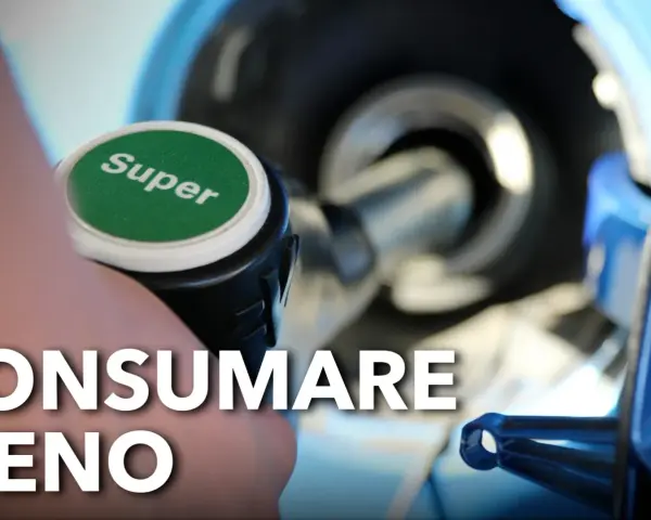 Mano che preme il pulsante "Super" su un erogatore di carburante, suggerendo come la modalità eco cosa significa per un consumo ridotto.