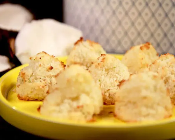 Gyllene kokostoppar på en gul tallrik, perfekta för ett enkelt kokostoppar recept.