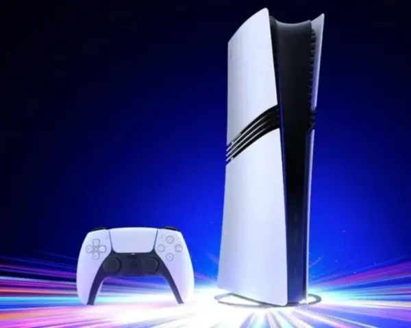 Consola PS5 y mando DualSense listos para los próximos juegos PS5. Fondo azul con luces de neón.