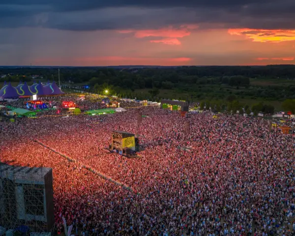 Tysiące ludzi na koncercie podczas Łódź Summer Festival 2026. Zachód słońca nad festiwalową sceną.