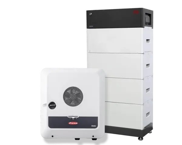 Biały falownik Fronius Primo obok baterii BYD Premium. System magazynowania energii gotowy do pracy.