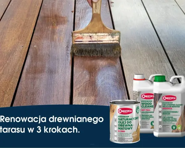 Renowacja drewnianego tarasu z Owatrol. Pędzel nakłada olej na deski, przywracając im blask.