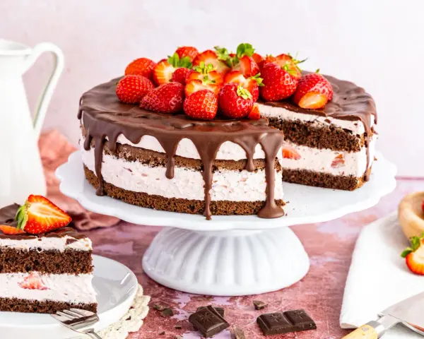 Schoko Erdbeer Torte Kinder: saftiger Schokokuchen mit Erdbeercreme, überzogen mit Schokoglasur und frischen Erdbeeren. Ein Traum für jedes Kinderfest!