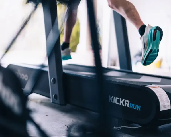 Gambe che corrono sul tapis roulant, un allenamento intenso dove correre sul tapis roulant è più facile.