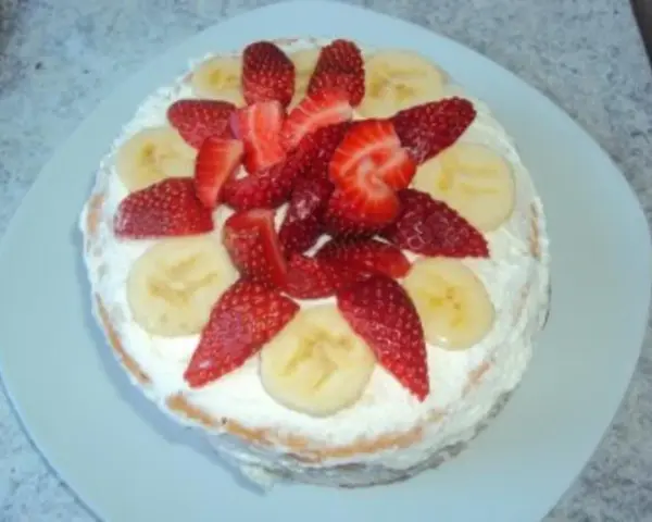 Eine leckere Erdbeer-Bananen-Torte mit viel Sahne und frischen Früchten, perfekt für den Sommer.