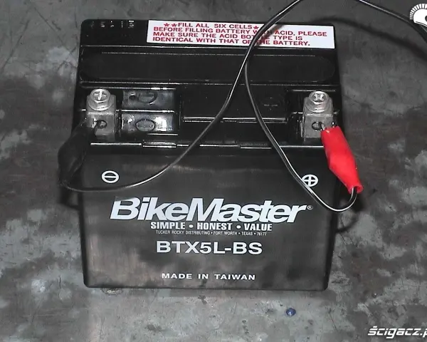 Akumulator motocyklowy BikeMaster BTX5L-BS podłączony do ładowania. Sprawdź, ile powinien mieć naładowany akumulator.