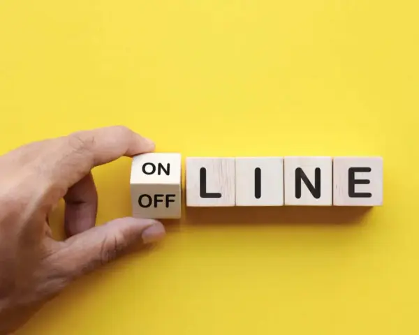 Ein Finger dreht einen Würfel von "OFF" auf "ON", um das **website umziehen** zu symbolisieren. Die Buchstaben "LINE" vervollständigen das Wort "ONLINE".