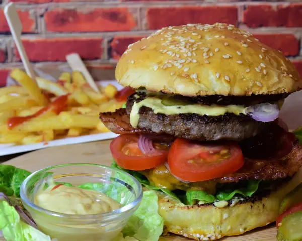 Soczyste mięso na burgery, świeże warzywa, chrupiące frytki i sos. Idealny zestaw na głód!