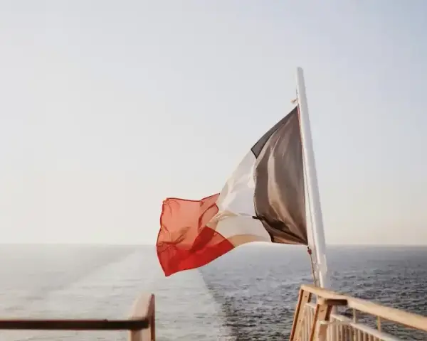 Ile płynie prom z Calais do Dover? Sprawdź czas przeprawy!