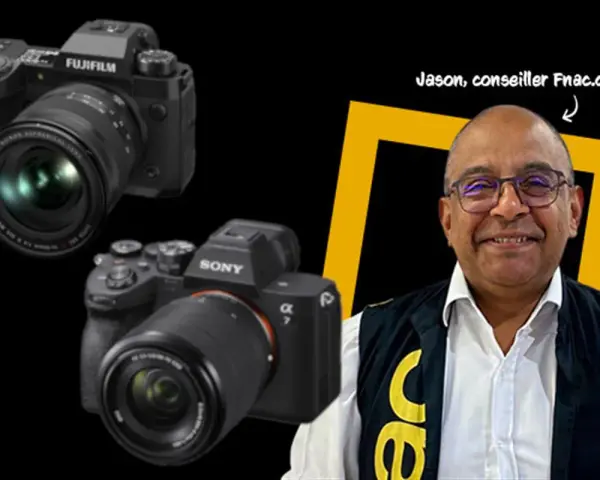 Jason, conseiller Fnac.com, présente deux appareils photo hybrides : un Fujifilm et un Sony.
