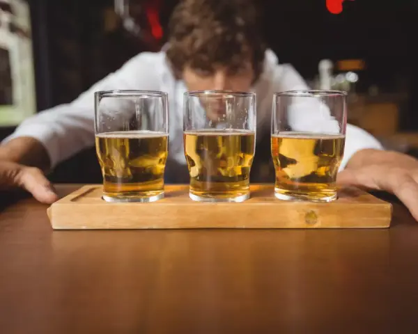 Barman prezentuje trzy kieliszki piwa. Zastanawiasz się, ile kalorii ma piwo?