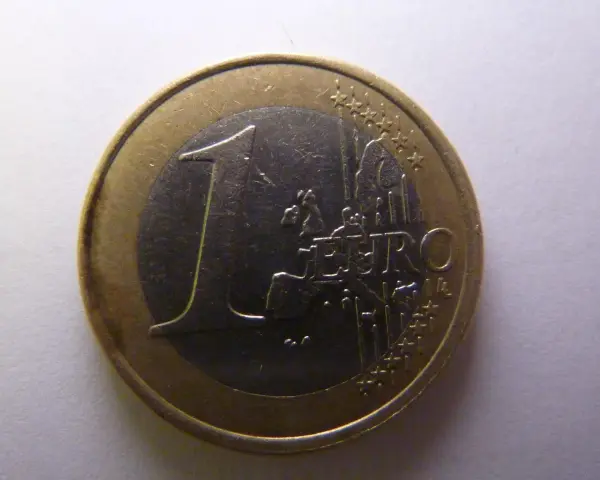 Une pièce de 1 euro 2001, sa valeur est représentée par le chiffre 1 et le mot EURO.