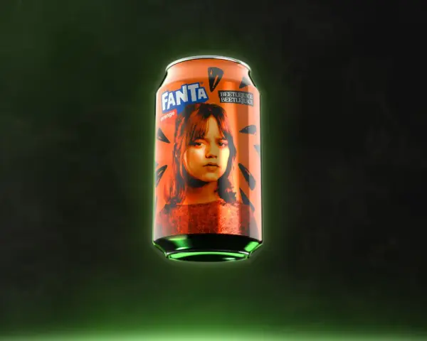 Pomarańczowa puszka Fanta z wizerunkiem dziewczyny i napisem Beetlejuice na ciemnym tle.