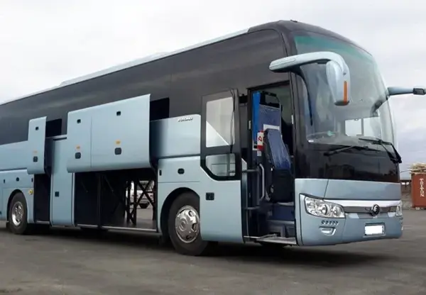 Ile kosztuje wynajem autokaru? Sprawdź ceny i ważne czynniki