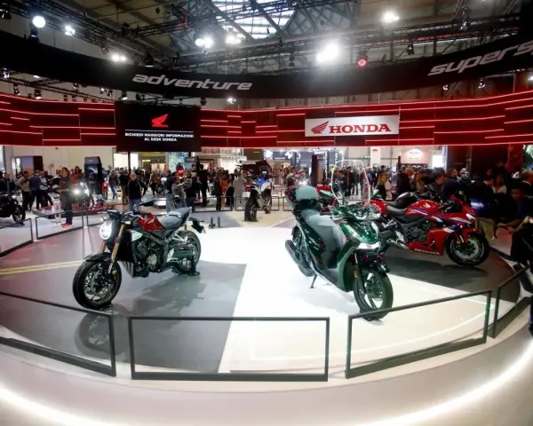 Motociclette Honda in esposizione alla fiera moto Milano. Un'area dedicata all'avventura e alle supersportive.