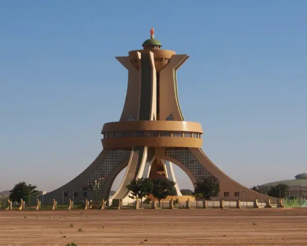 Pomnik Bohaterów Narodowych, symbol stolicy Burkina Faso, wznosi się dumnie na tle błękitnego nieba.