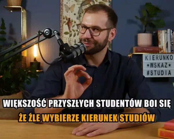 Mężczyzna z okularami mówi o obawach przyszłych studentów przed złym wyborem kierunków studiów.