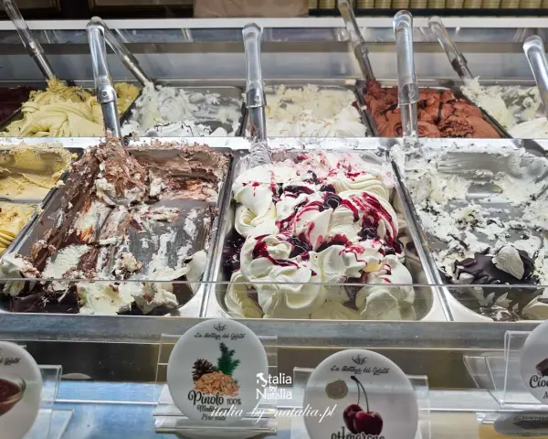 Pyszne lody w Pizie, gdzie zjeść? W tej lodziarni znajdziesz smaki: pinolo, amarena, czekolada i wiele innych.