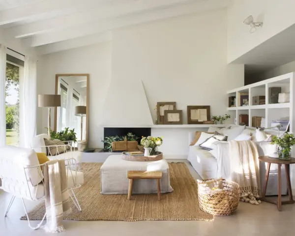 Ideas para decorar un salón con muebles blancos: sofás, sillones y pufs en tonos claros, alfombra de yute y detalles rústicos.