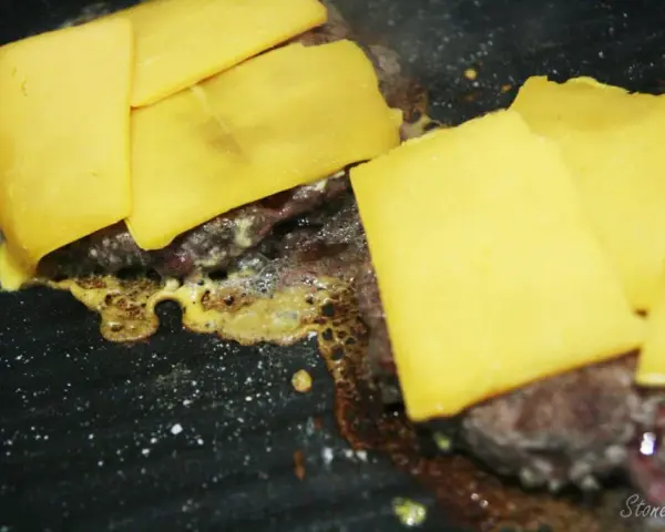 Jaki ser do burgera? Odkryj sekrety idealnej topliwości i smaku