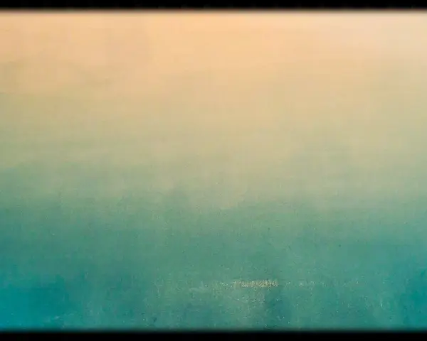 Un dégradé peinture facile, du beige clair au bleu-vert profond, évoquant un ciel au-dessus de l'océan.
