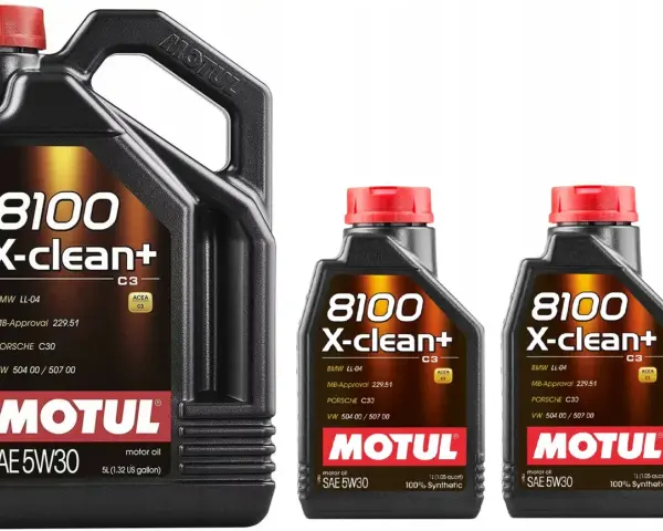 Trzy czarne bańki oleju silnikowego Motul 8100 X-clean+ SAE 5W30. Wybór między Motul czy Valvoline? Motul to jakość.