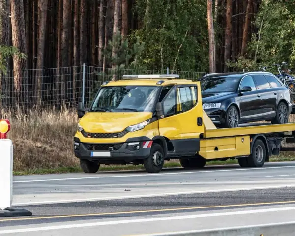 Ile kosztuje holowanie pojazdu przez policję? Sprawdź, by uniknąć wysokich opłat