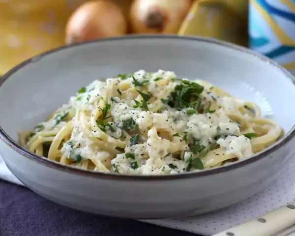 Jak zrobić spaghetti? Pyszne, kremowe spaghetti z parmezanem i natką pietruszki, gotowe w kilka minut. Idealne na szybki obiad.