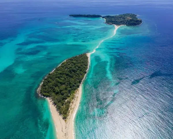 Rajskie plaże i turkusowa woda na Madagaskarze. Idealne miejsce na zwiedzanie i relaks.