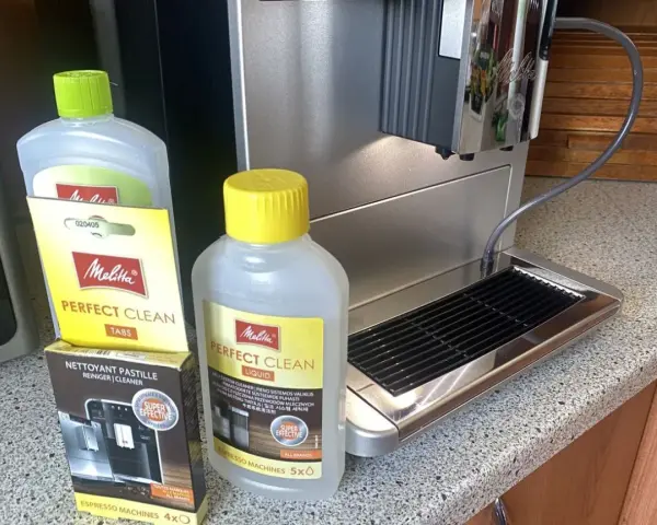 Płyn i tabletki Melitta Perfect Clean do odkamieniania ekspresu. Zestaw do czyszczenia ekspresu ciśnieniowego.