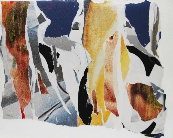 Collage de Jacques Villeglé, un assemblage de fragments d'affiches déchirées aux couleurs vives et aux textures variées, évoquant le chaos urbain.