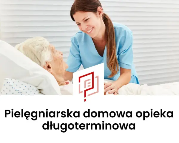 Uśmiechnięta pielęgniarka domowa pochyla się nad starszą pacjentką w łóżku, oferując troskliwą opiekę.