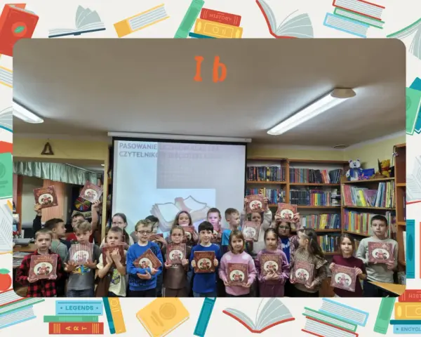 Uczniowie klasy Ib z dumą prezentują książki podczas pasowania na czytelników biblioteki szkolnej. Tematy lekcji bibliotecznych w szkole średniej inspirują do odkrywania nowych światów.