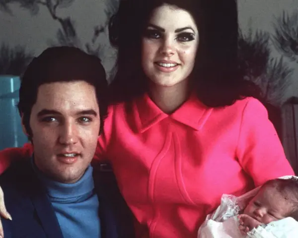 Elvis und Lisa Marie Presley mit ihrem Neugeborenen. Ein glückliches Familienporträt.
