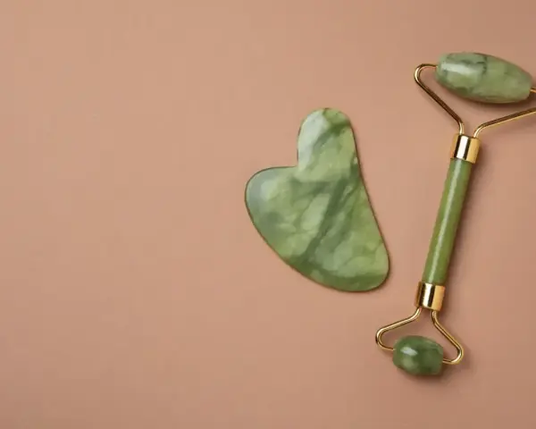 Zielony kamień gua sha i roller do twarzy. Zastanawiasz się, jaki kamień gua sha wybrać do swojej pielęgnacji?