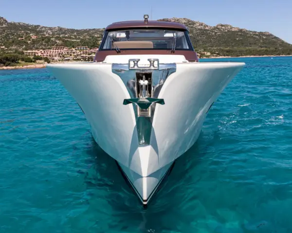 Moderne Yacht gleitet durch türkisfarbenes Wasser. Verschiedene Boot Arten sind beeindruckend, aber diese hier ist ein Traum.