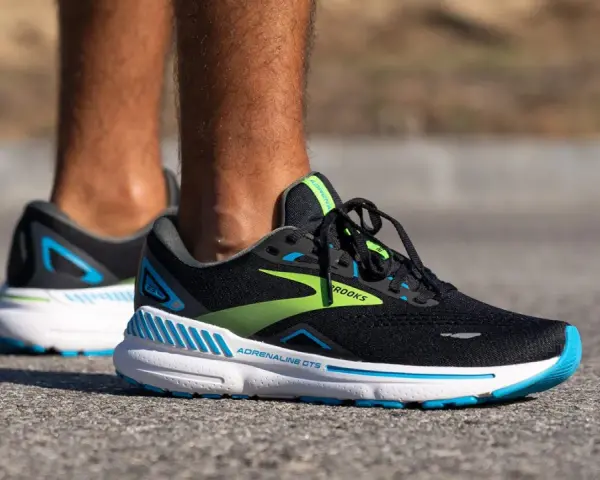 Zapatillas Brooks Adrenaline GTS, un calzado ideal para la fascitis plantar por su amortiguación y soporte.