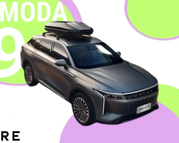 Szary SUV OMODA 9 z boxem dachowym na tle kolorowych kół i napisu "OMODA 9".